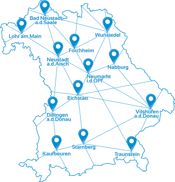 Auf einem Umriß von Bayern sind die 13 Standorte der BayernLabs markiert und benannt. Die Markierungen der Standorte sind durch Linien miteinander verbunden.